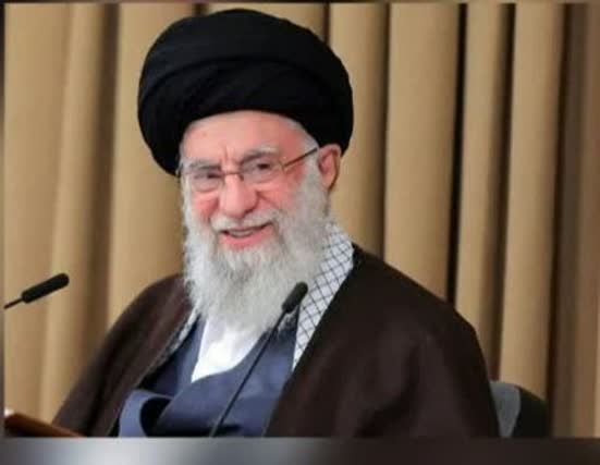 zahrabano25's tweet photo. «تو جان نهادی در راهِ میهن، ای سپیده‌دمِ جانان
منم آن گناهکارِ سیاه‌چهره، که طلبِ عفو دارد»
#کشور_دوست
#باید_برخاست https://t.co/bCF3ZkKohA
