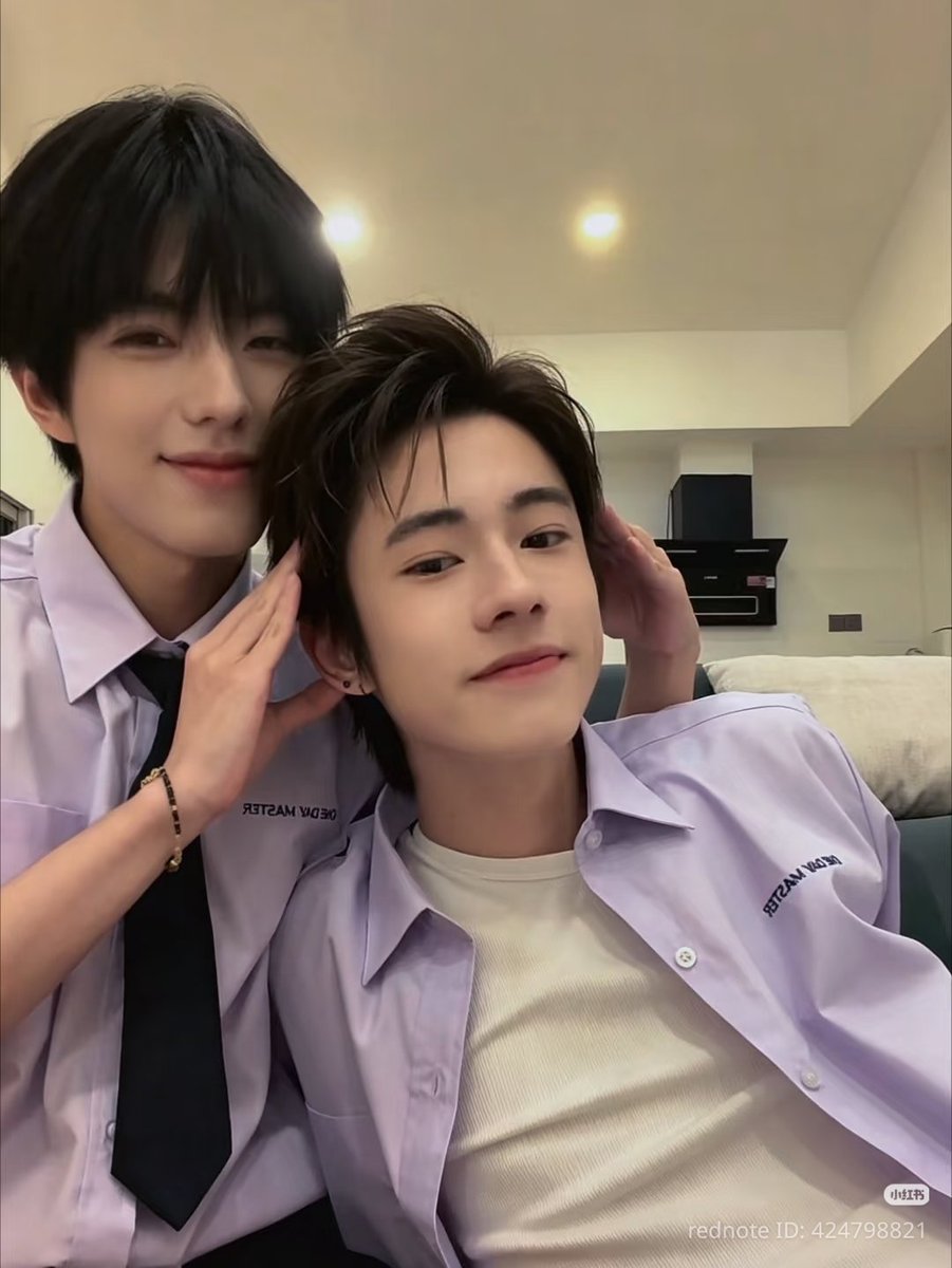 govinni13's tweet photo. Their real-life happiness is a stark contrast to the pain their characters are going through in the drama #DeepIn 🥹
Get ready for an emotional roller coaster in episodes 6 &amp; 7, then check out their livestreams for some lighthearted relief!✨️
🍪🐷#Oĺlie #Shuyuan 💙💜
#入戏 https://t.co/fr5KzGzZKL