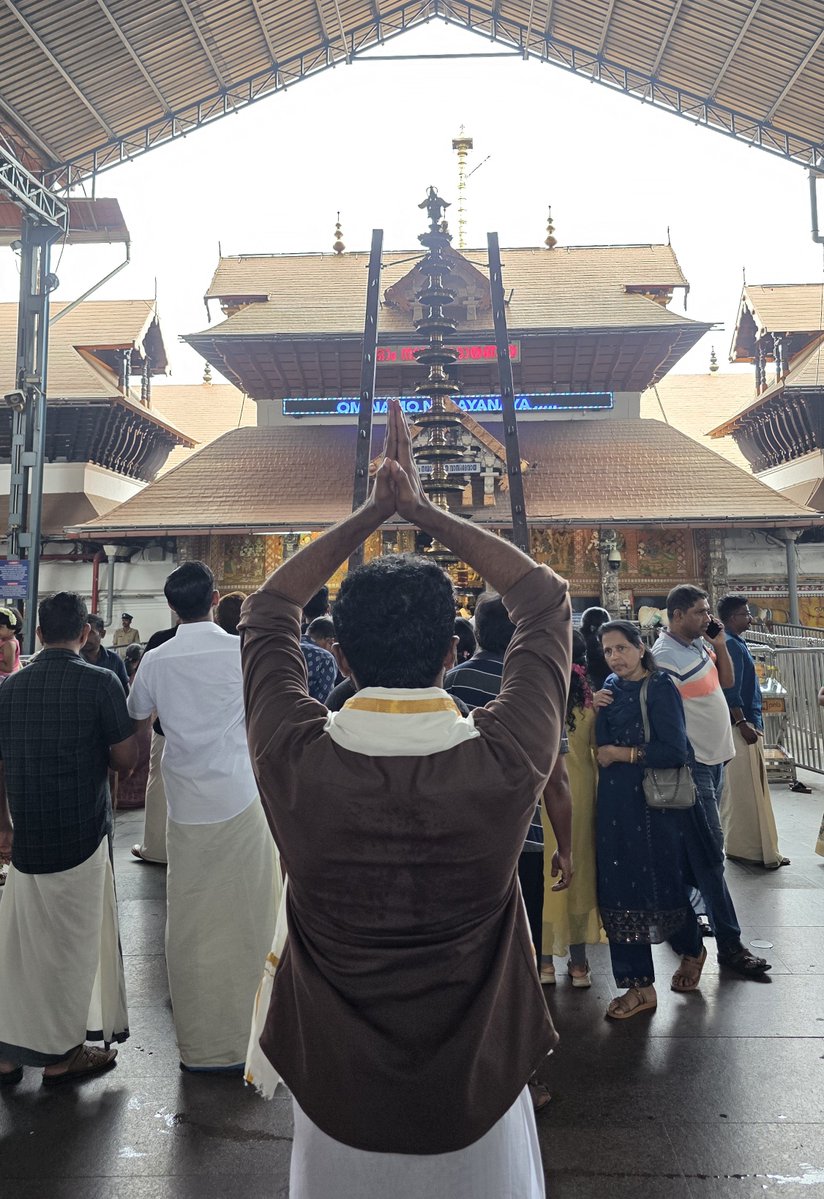 helloChanti's tweet photo. Guruvayoor Ambalanadayil 🙏 https://t.co/mnO3nfAyPE