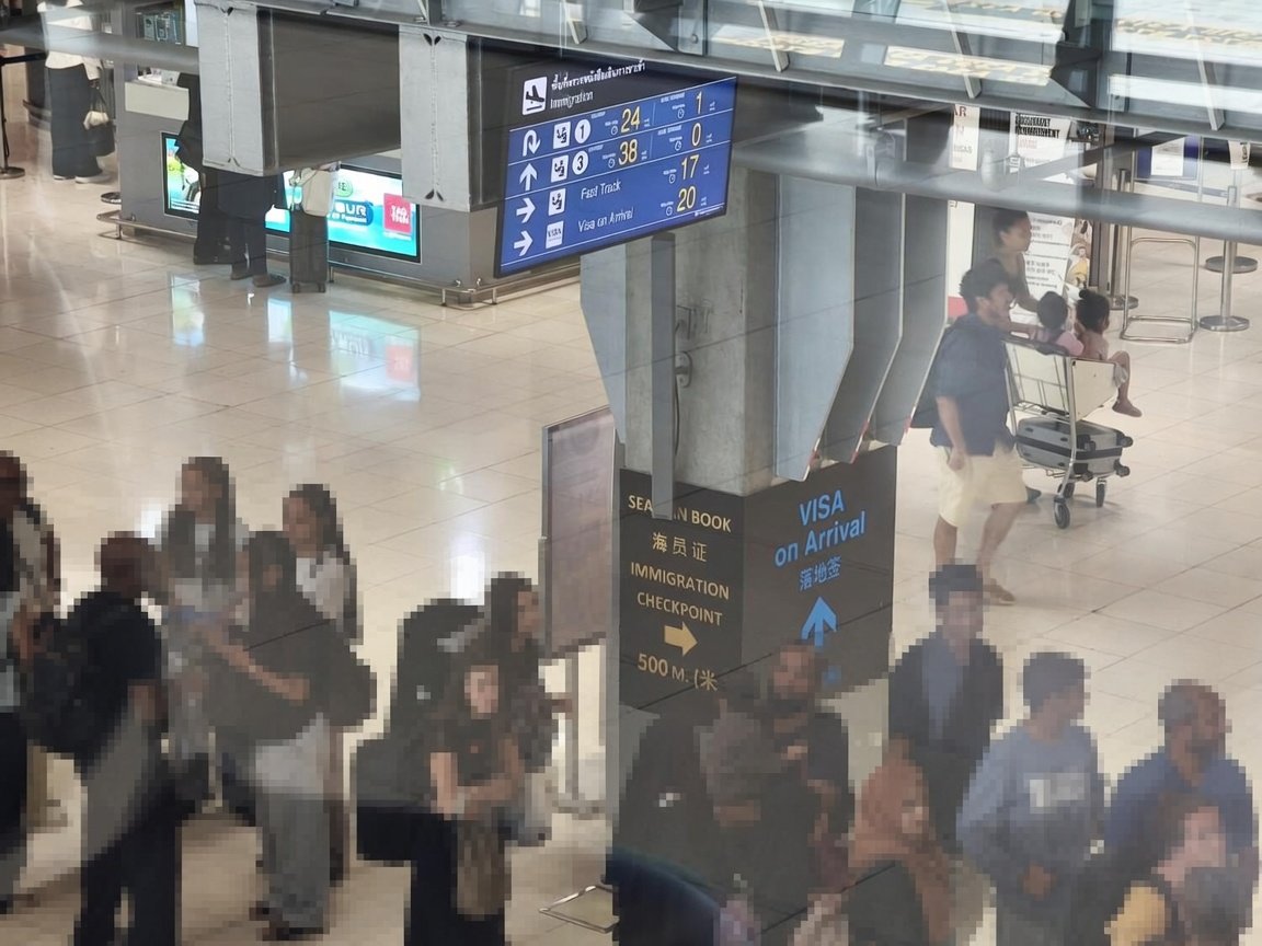 JUNGKONGTA's tweet photo. 🚨​【リアルタイム情報】🚨
13:00頃のスワンナプーム空港の状況！
​出国は、ノンストップで通過できたのに、入国レーンは今日も安定の地獄絵図になってます……😱😱😱

​これだけ人が溢れてると、旅行の最初から体力を削られるレベル…😵‍💫これからスワンナプームに到着する方はマジで心してかかってください🤯🤯🤯