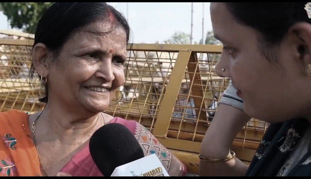 raviparmarIN's tweet photo. ब्राह्मणों के प्रति लोगों में नफ़रत बढ़ती जा रही है, आज दो इंटरव्यू देखे जिसे देखकर लगता है, आने वाले समय में ब्राह्मण वर्ग अछूत हो जाएगा,

एक इंटरव्यू में पत्रकार पूछती है ब्राह्मण पूजनीय है?, उसके जवाब में रुद्रप्रताप कुशवाह कहते है "ब्राह्मण पूजनीय कैसे हो गया, वह लतियाने लायक़ है, शोषण अत्याचार, जातंकवाद फैलाया, मुगलों और आक्रांताओं से संधि की"

एक दूसरे इंटरव्यू में राम मंदिर में मौजूद माताजी कहती है, ब्राह्मणों को दान दक्षिणा अनुदान देना बंद करना चाहिए, पूरे देश के मंदिरों में दानपेटी में दान नहीं देना चाहिए,

ब्राह्मण समाज हिन्दू धर्म को लीड करता है, उनके बताए रास्ते पर चलता है, उनकी बनाई जाति व्यवस्था का पालन करता है, लेकिन अब लोगों का जाति व्यवस्था में दम घुट रहा है, जनता विद्रोह करने पर उतारू है,

ब्राह्मण लोगों को ही आगे आकार जाति व्यवस्था, मनुस्मृति को तिलांजलि देना होगा, जिन जिन ग्रंथों में शूद्रों महिलाओं वर्णव्यवस्था की बात लिखी है उनको सार्वजनिक रूप से जलाना होगा,

समय की परिस्थितियों को समझना होगा ।