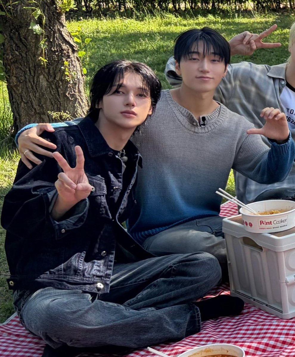 zozotuna's tweet photo. I love that genre of woosan where wooyoung looks nonchalant or is trying to act cool while san is geeking out or being cutieful https://t.co/EIBCQJJzoE