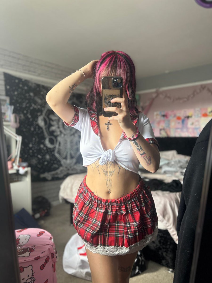 Luc1aSTAR2's tweet photo. i need a cutie to use toys on me https://t.co/H76F03r1Bf