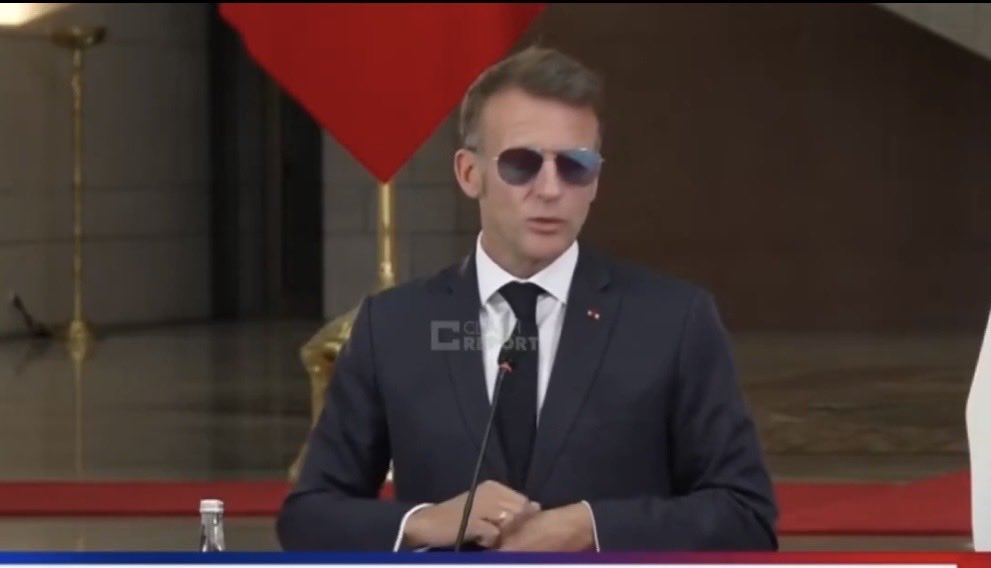 jusko_bout's tweet photo. Allô docteur de l’Élysée ? Vous publiez quand un bilan sur l état de santé de macron  ?
État physique  . Dépistage de drogue 
État mental  !  
Les Français sont inquiets ! 
Il a du mal à s’exprimer , il porte des lunettes de soleil à l’intérieur , il se gratte les mains ??? https://t.co/02wpsQJ4o6
