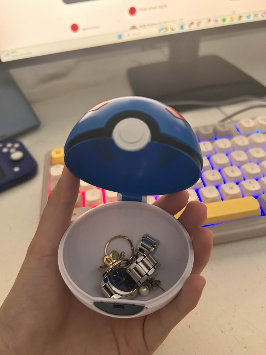 wtrmlnkw's tweet photo. @Trongel7090 my great ball as a jewelry box hahahahhahaa https://t.co/qxhtFXRasu