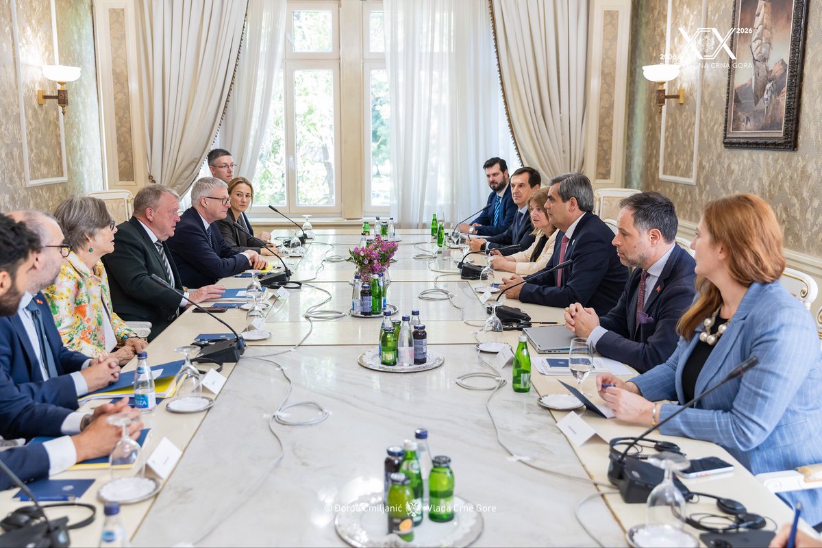 ErvinIbrahimov1's tweet photo. Bilo mi je zadovoljstvo ugostiti ministra vanjskih poslova Danske, Larsa Lokea Rasmusena @larsloekke , i razgovarati o daljem jačanju partnerstva naših država.

Posebno sam zahvalan ministru Rasmusenu na iskrenoj podršci evropskom putu Crne Gore i principijelnom zalaganju Danske za politiku proširenja zasnovanu na rezultatima. Takvo partnerstvo dodatno nas motiviše da nastavimo reformski put ka članstvu u EU do 2028. godine.

Uvjeren sam da ćemo zajedničkim radom nastaviti da jačamo naše političke i ekonomske veze, kao i saradnju u oblastima od zajedničkog interesa, utemeljenu na povjerenju, savezništvu i zajedničkim evropskim vrijednostima.

Hvala, dragi kolega, na posjeti i prijateljstvu koje Danska pokazuje prema Crnoj Gori.

It was a pleasure to welcome Denmark’s Minister for Foreign Affairs, Lars Løkke Rasmussen @larsloekke, and to discuss ways to further strengthen the partnership between our two countries.

I am especially grateful to Minister Rasmussen for his steadfast support for Montenegro’s European path and for Denmark’s principled commitment to a merit-based EU enlargement policy. Such support further encourages us to continue our reform efforts on the path towards EU membership by the end of 2028.

I am confident that, by working together, we will continue to strengthen our political and economic ties, as well as our cooperation in areas of mutual interest, building on trust, our alliance, and our shared European values.

Thank you, dear colleague, for your visit and for the friendship Denmark continues to show Montenegro.