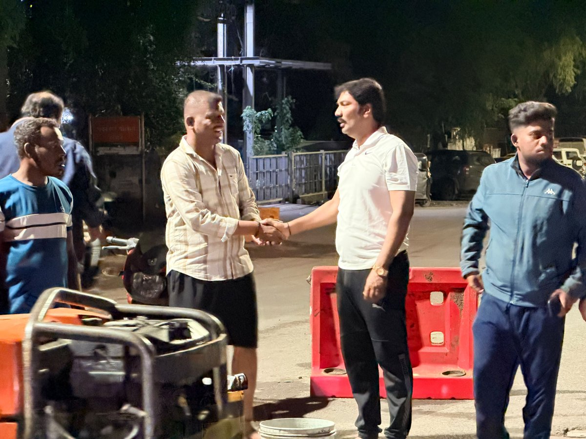 NarayanGalande's tweet photo. सुंदराबाई शाळा ते गणेशनगर चौक या मार्गावरील रस्त्यावरील खड्ड्यांबाबत नागरिकांकडून सातत्याने तक्रा��ी येत होत्या. या तक्रारींची तात्काळ दखल घेत रात्रीच्या वेळी खड्डे बुजविण्याचे काम हाती घेण्यात आले.

यावेळी मी स्वतः रात्री उशिरापर्यंत उभे राहून कामाची पाहणी केली https://t.co/SVPk2GlTk6