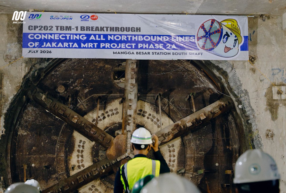 mrtjakarta's tweet photo. Terowongan Arah Utara Selesai Dibangun, Stasiun Bundaran HI—Kota Telah Terhubung!

Penyelesaian ini ditandai dengan momen breakthrough, yakni saat mesin bor terowongan 1 berhasil mencapai titik akhir penggalian dan menembus sisi selatan Stasiun Mangga Besar. Dengan pencapaian tersebut, terowongan arah utara sepanjang sekitar 5,8 kilometer kini telah menghubungkan fase 1 dan fase 2A lin utara selatan MRT Jakarta.

#MRTJakarta
#UbahJakarta
