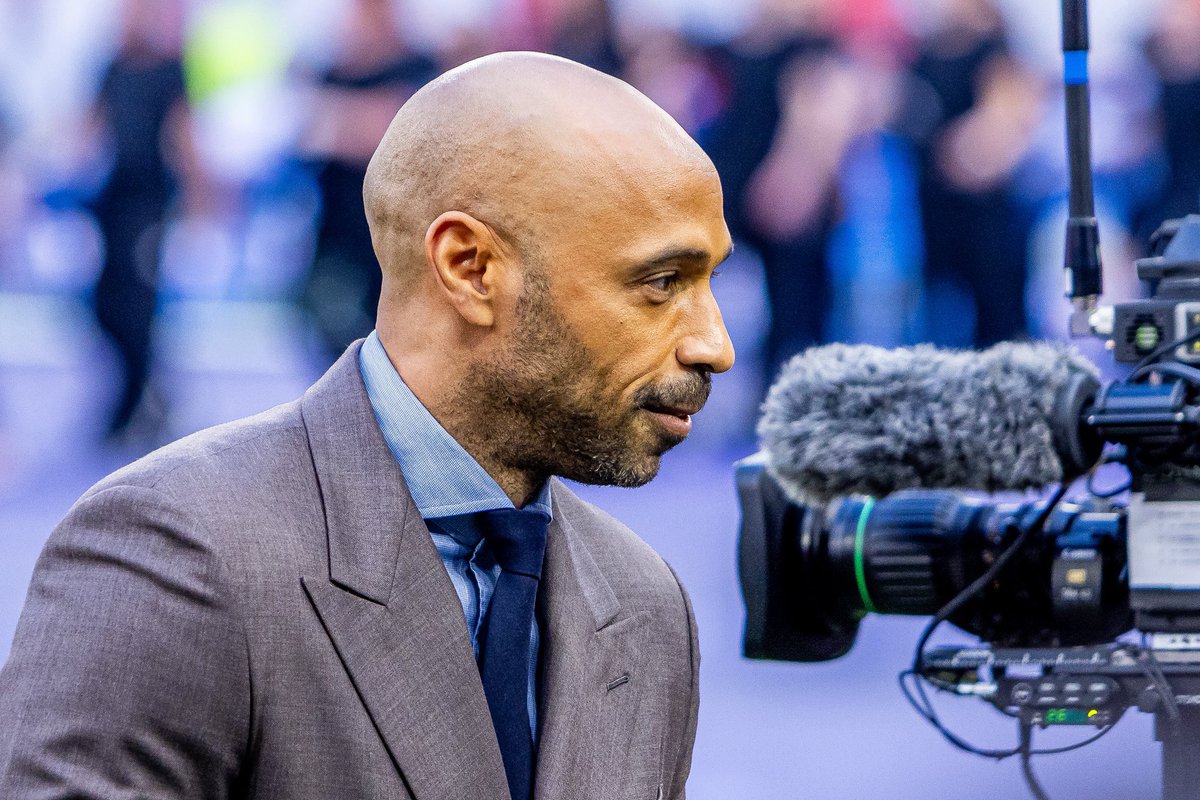_BeFootball's tweet photo. 🚨 Thierry Henry 🇫🇷 sur Deschamps 🐐 : « IL VA ÊTRE TRÈS DIFFICILE À REMPLACER POUR NOUS.

On a souvent entendu qu’il était chanceux… NON, NON. Cela n’a rien à voir avec la chance. 🍀❌

LA RÉCOMPENSE EST DANS LE RISQUE. IL A SOUVENT PRIS DES RISQUES, MAIS CALCULÉS. CAR IL EST LOIN D’ÊTRE STUPIDE. 

Faites-moi confiance, il a un grand cerveau. »

(@FOXSoccer)