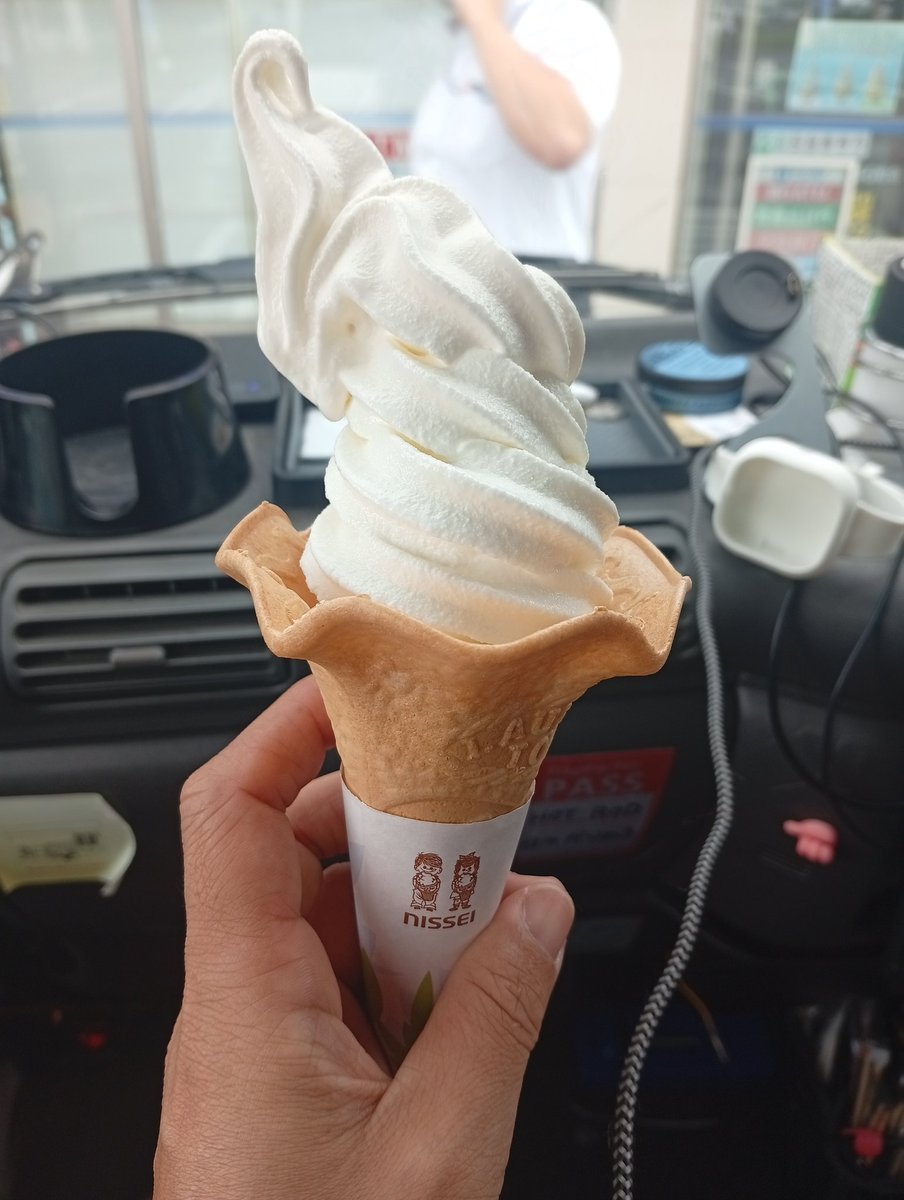 北海道のローソン限定のソフトクリーム🍦 濃厚で美味しかった！！ 店員