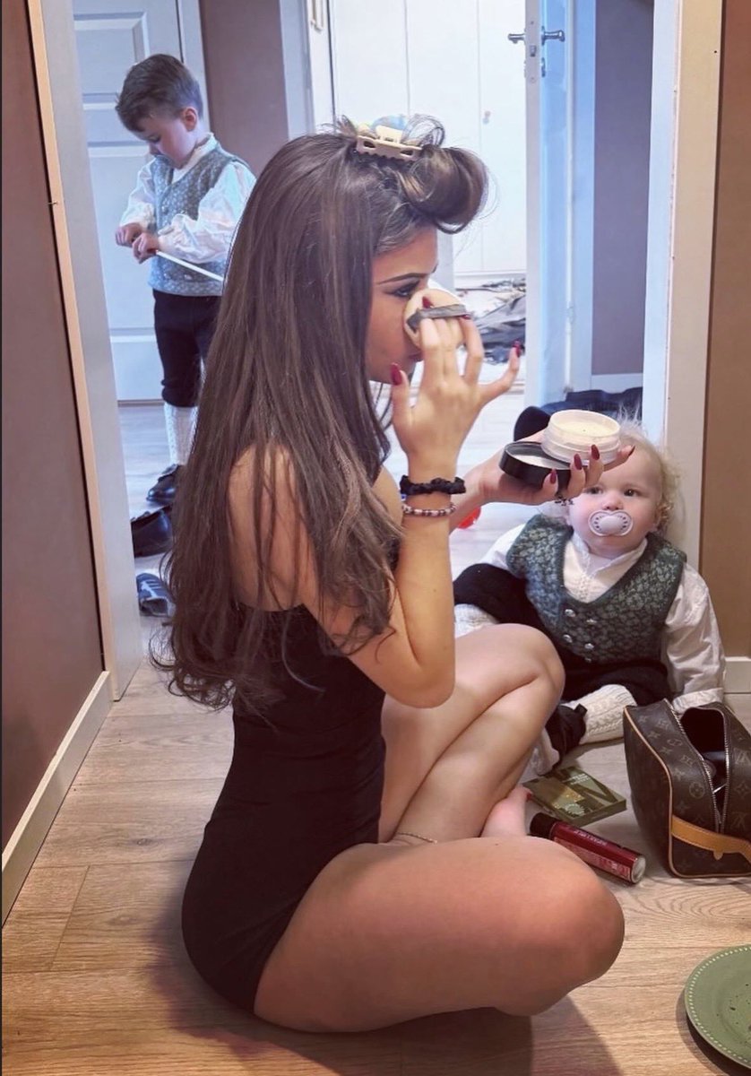 em1mew's tweet photo. ok so this pic wasn’t even fucking selena https://t.co/Fkm3BO47pK