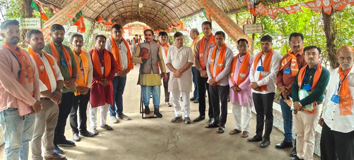 jitendrabhaimp's tweet photo. "સંગઠનની શક્તિ, રાષ્ટ્રસેવાની પ્રતિબદ્ધતા."

ભારતીય જનતા પાર્ટી દ્વારા આયોજિત ખંભાળિયા શહેર તેમ��� સલાયા શહેરના પ્રશિક્ષણ વર્ગમાં માન. પ્રદેશ સંગઠન મહામંત્રી શ્રી રત્નાકરજીની વિશેષ ઉપસ્થિતીમાં  સહભાગી થઈ, સંગઠનના વિચારો - કાર્યપદ્ધતિ અને રાષ્ટ્રસેવાના સંકલ્પને વધુ મજબૂત બનાવવા https://t.co/wxM2ojX6z3