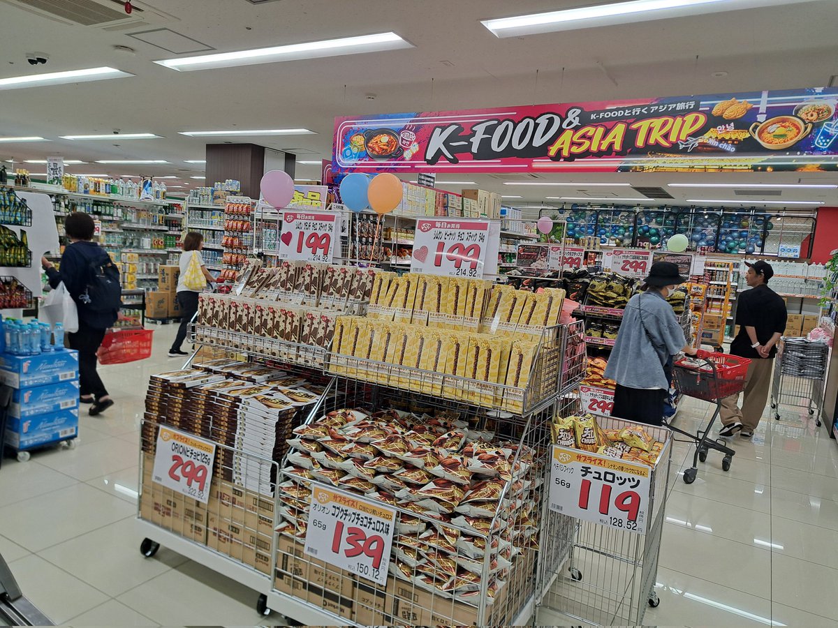 raichi__711's tweet photo. 新店視察(追加)
ロピア松戸五香店
ROPEN 0703
視察0710

売場中央では韓国商材の集合展開を実施

菓子 飲料 加食など揃え
特に化粧品(フェイスマスク)については

メディヒール、VT、スキンフード
市場で最も伸長している商品を
取り揃える。

バイヤーが非常に優秀であることが
うかがえる。 https://t.co/DHLPymhmUy