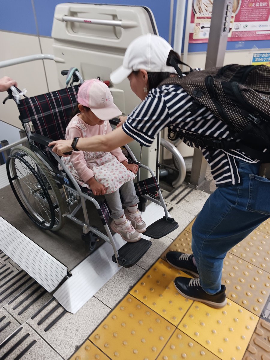NijiyaBacaNews's tweet photo. 1台しか乗れない。下におりたら昇降機を上にあげて、次の車いすが乗り込む。乗り換え電車はとっくに発車。

第６回 元祖虹の会　車いす講習会
『耐久６時間！』
日時：７／２０（月祝）１０：３０～１８時頃
集合場所：北浦和公園噴水前
参加費：無料（昼食代だけご準備ください）
18時～打ち上げも！ https://t.co/kDLF70SgV4
