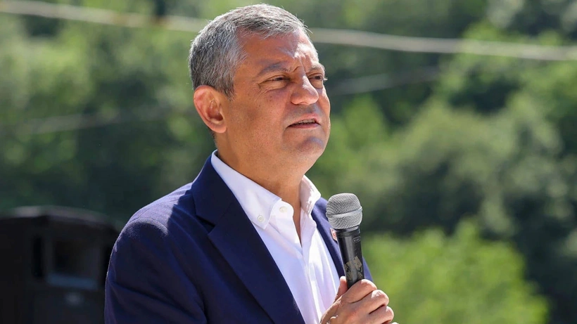etkilihaberyeni's tweet photo. Özgür Özel'den yeni parti açıklaması:

-Öncelikli hedefimiz CHP’de kalmak ve partiyi geri alabilmek için mücadele etmek.

-Yargı partiyi geri alma yolunu tıkarsa, yeni bir parti kurup ana muhalefet olacağız.

-Baskın seçime karşı milletvekili listelerini YSK’ya verecek partiyi yedekte tutacağız.

(Deniz Zeyrek)