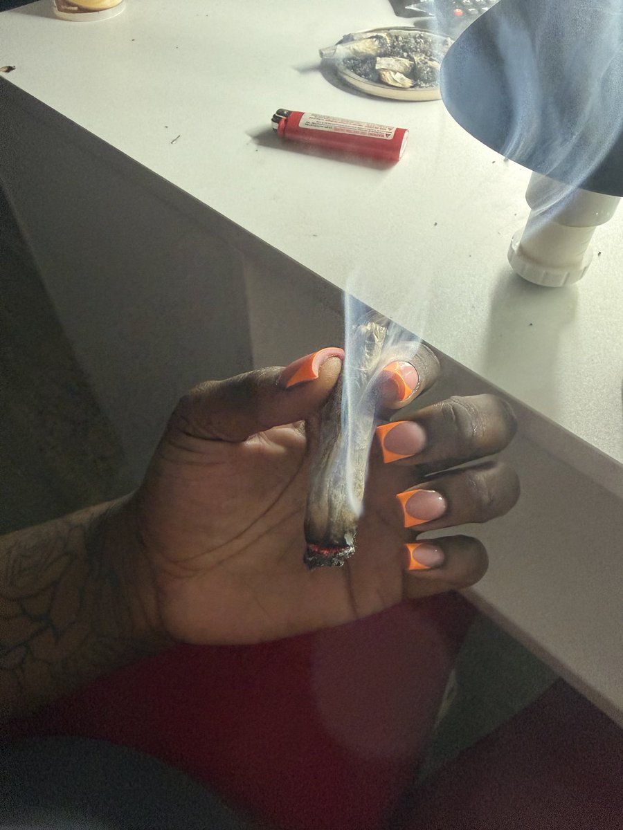 tayahza's tweet photo. I wanna sell feet/hand pic 😂 would yall buy ?!? More down below #feetfetısh # https://t.co/Fhf11ejg8p
