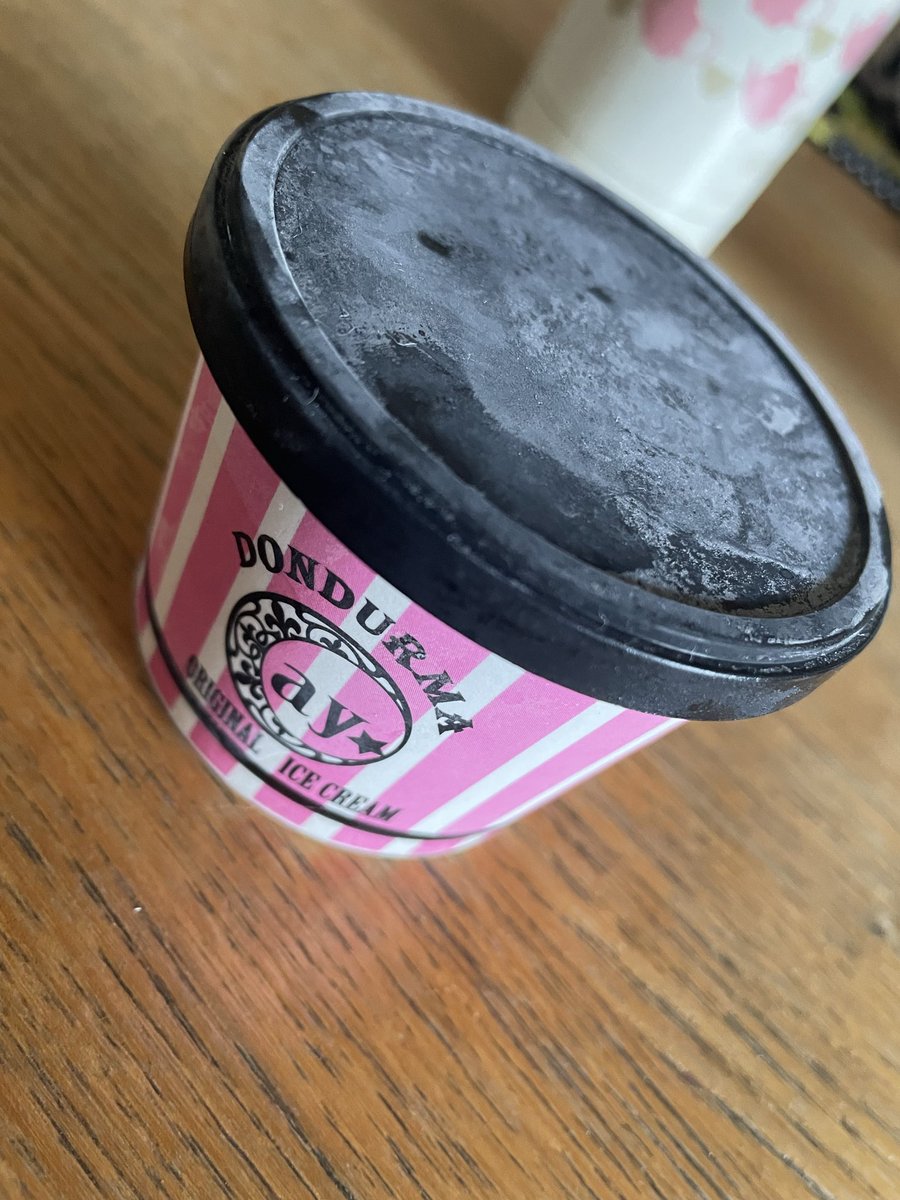 異国スーパーで買ったトルコアイスもしかしたらと思ったらやっぱり内蓋