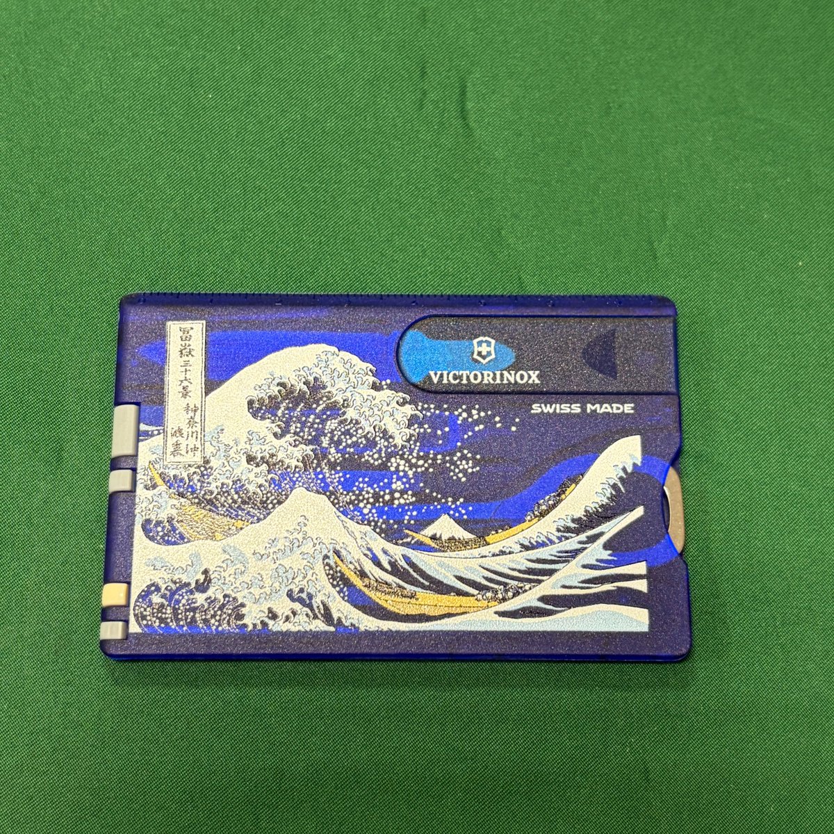 hamonoya's tweet photo. VICTORINOX浮世絵スイスカード【神奈川沖浪裏】8,800円(税込)　0.7122.T2-X5　日本限定品
葛飾北斎 富嶽三十六景  マルチツール
#VICTORINOX#キャンプ#防災#Japanesecutlery#包丁#研ぎ直し#刃物の政豊 https://t.co/VfGboruyHg