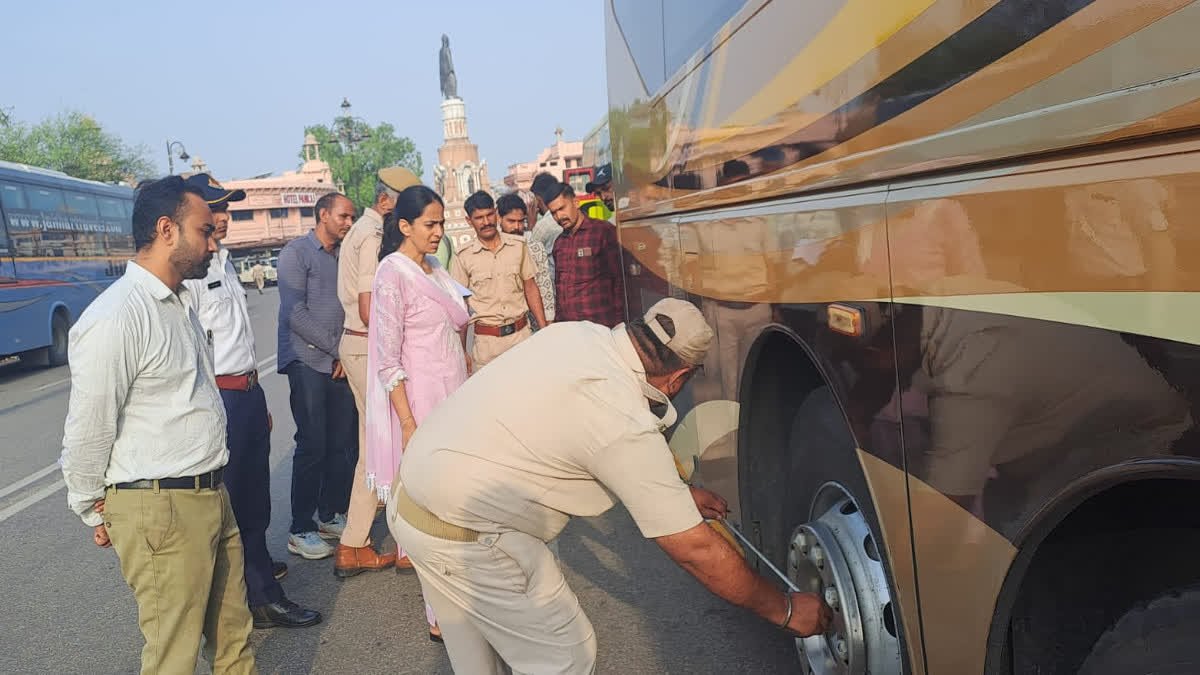 ETVBharatRJ's tweet photo. स्लीपर व लग्जरी बसों पर सुप्रीम कोर्ट के निर्देश पर एक्शन शुरू, 3 सीज व 7 पर लगाया 70 हजार का जुर्माना https://t.co/7AhGJpOtCM #LUXURYBUSESSEIZEDINKOTA
#FINES #PRIVATEBUSES #ACTION #SUPREMECOURTORDER #INSPECTION #KOTA https://t.co/vs0pQkON2l