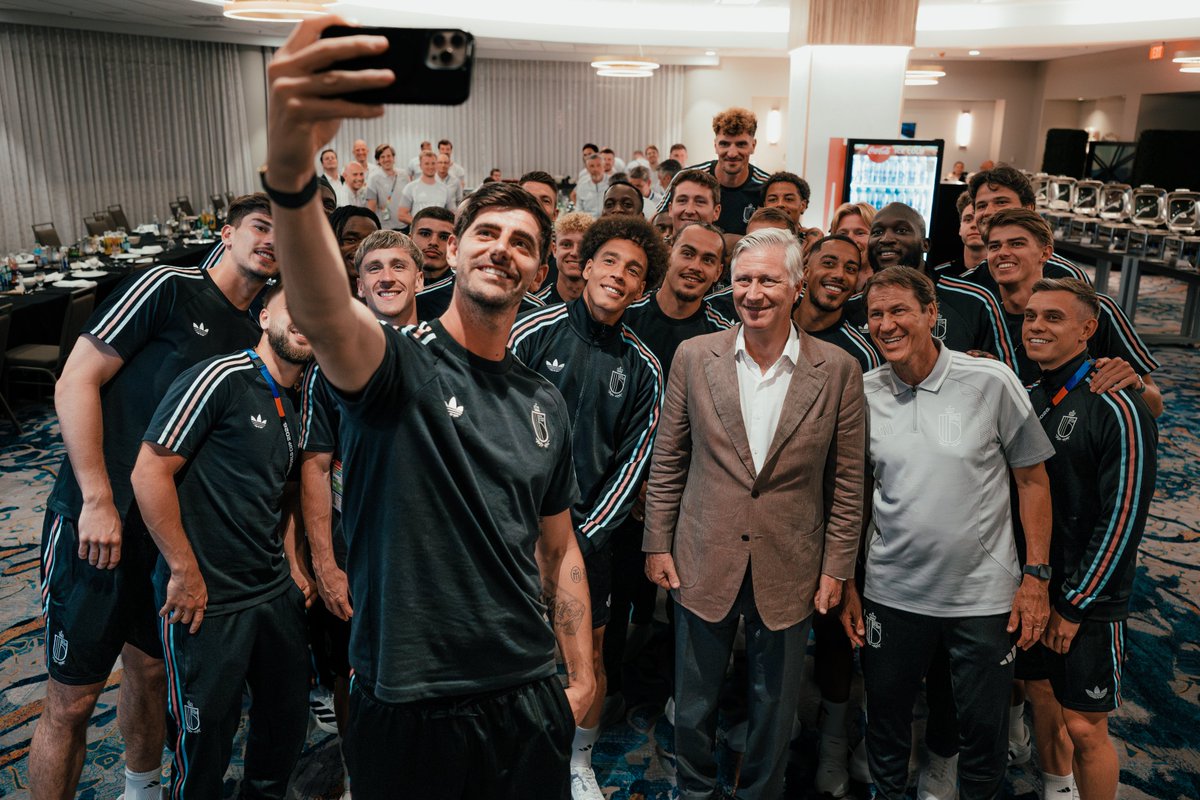 MonarchieBe's tweet photo. 🇧🇪⚽ Le Roi est à Los Angeles pour assister au quart de finale de la @FIFAWorldCup entre la Belgique et l’Espagne. https://t.co/9NJskj20JI