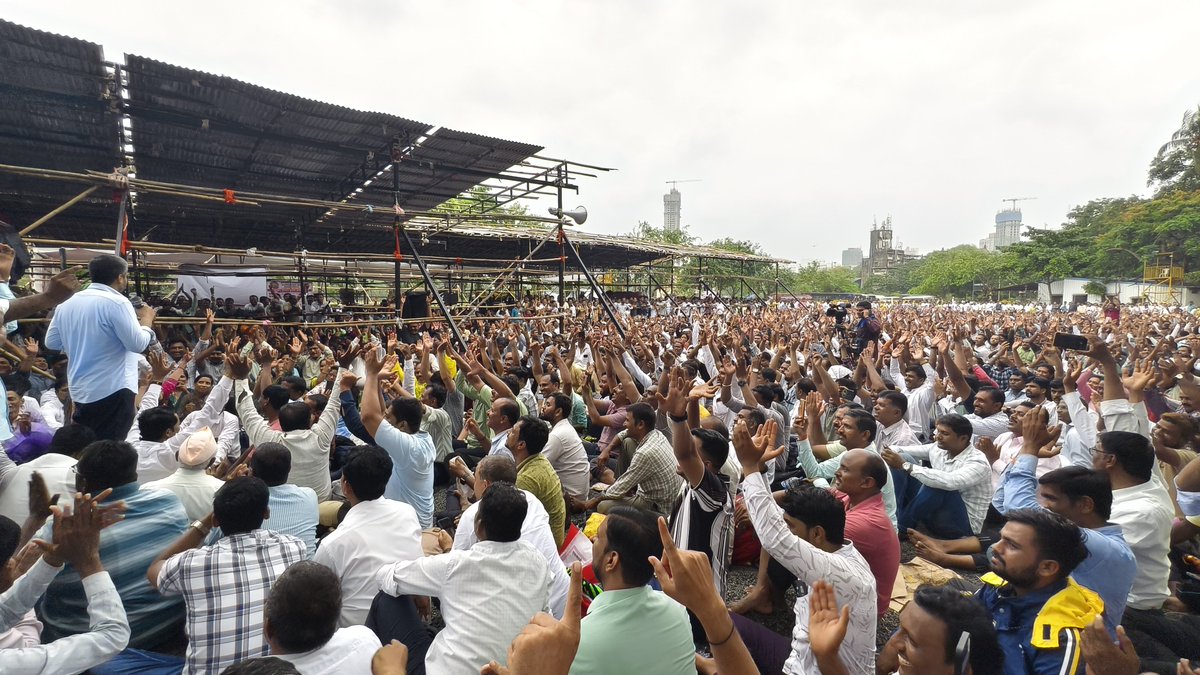 RRPSpeaks's tweet photo. २२ जून पासून शिक्षक आपल्या न्याय्य आणि रास्त मागण्यांसाठी आझाद मैदानावर आंदोलन करत असून आज अधिवेशनाचा शेवटचा दिवस आला तरी देखील सरकार निर्णय न घेता देशाचे भवितव्य घडवणाऱ्या शिक्षकांवर अन्याय करत असेल तर हे महाराष्ट्राला शोभणारे नाही. आजच्या आज निर्णय घेऊन शिक्षकांना न्याय द्यावा ही शासनाला विनंती. सरकारने शिक्षकांचा अंत बघू नये, अन्यथा सरकारला परवडणार नाही !

#शिक्षक_आंदोलन #आझाद_मैदान 
#शिक्षकांना_न्याय_द्या