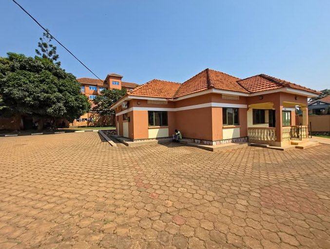 uganda44948's tweet photo. Kiwatule Ntinda road house for sale on 40 decimals for 1.1b private mailo land title

WhatsApp + 256 702968650 https://t.co/WcAFGpgOKs