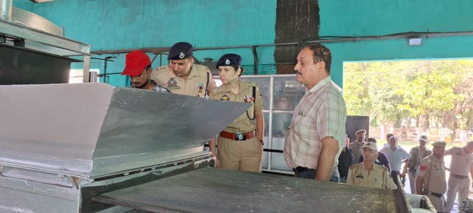KNSKashmir's tweet photo. #KNSUPDATE || District Police Jammu destroyed seized narcotics worth over ₹1.5 crore during a 15-day disposal drive, following Court orders and NDPS guidelines, reaffirming its commitment towards a drug free Jammu.
@JmuKmrPolice @ZPHQJammu @digjammu @Dis_Pol_Jammu