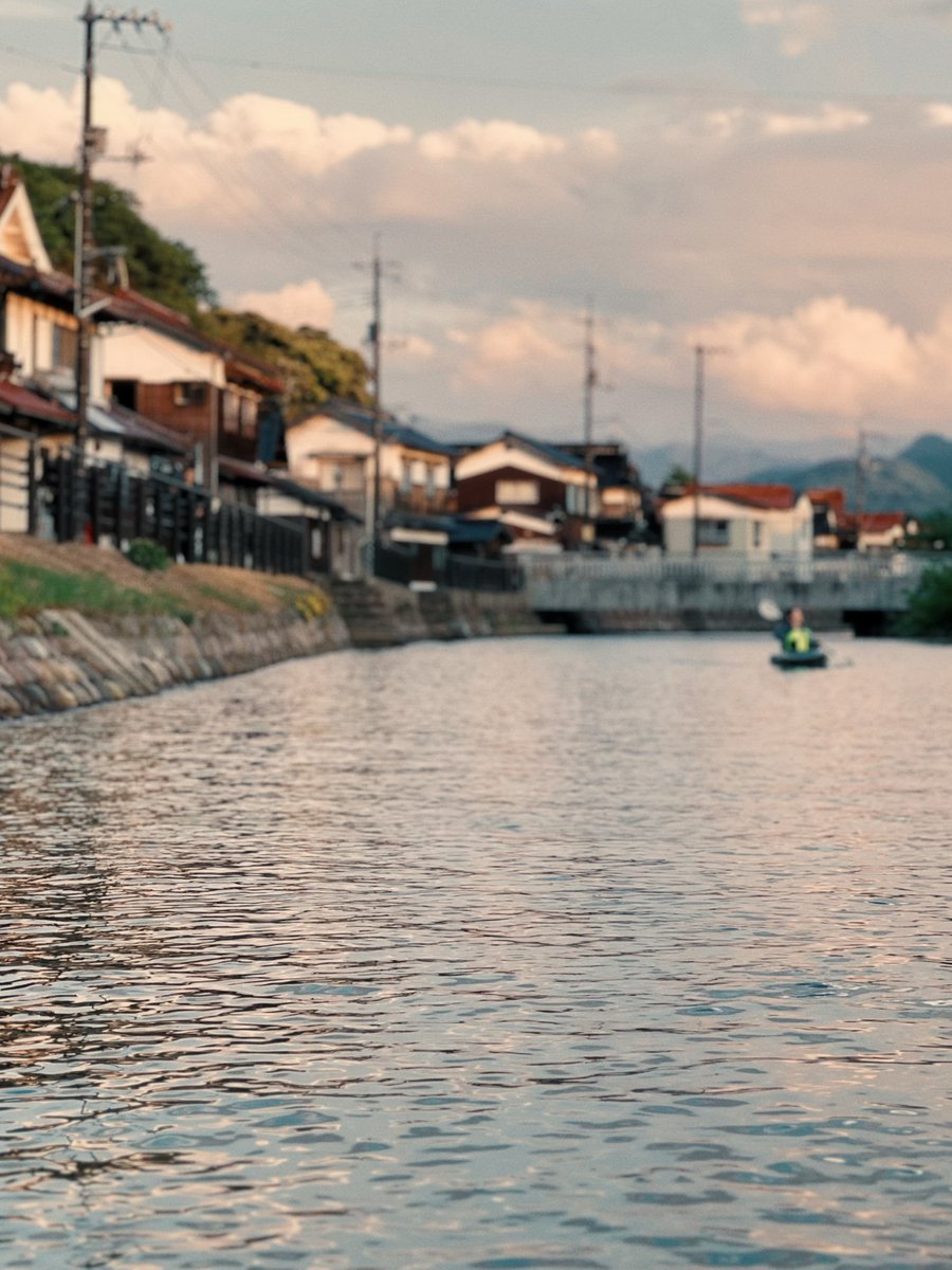 kazenoheritage's tweet photo. 鳥取で、まるでジブリなサンセットカヤック。
赤瓦の町並みを横目に、水路を抜けて東郷湖へ。
癒しすぎて、もう3回目です。（鳥取県倉吉市） https://t.co/LJWnBz9vkM