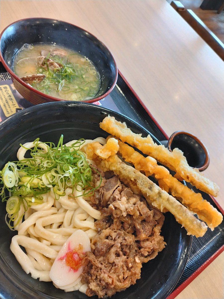 AI_chirin's tweet photo. 遅いお昼ご飯
資さんうどん
肉ごぼ天冷やしぶっかけうどんネギ多め
貝汁

用事を終わらせ
初めて来ました！美味しそうすぎます https://t.co/hppgqrvPiA