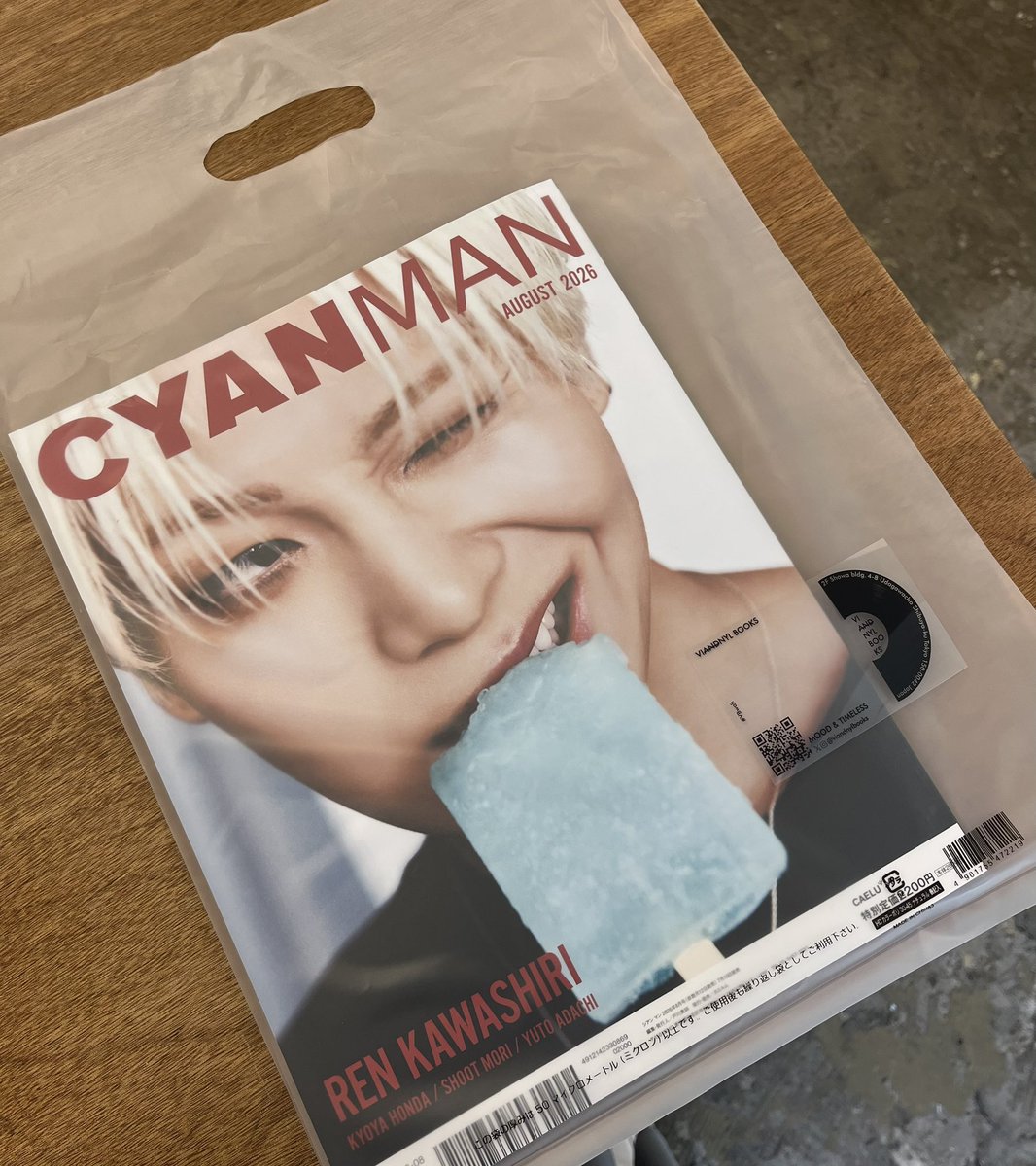 monarai3838's tweet photo. そこはもう画廊でした
芸術作品買わせていただきました✨

@viandnylbooks 
#CYANMAN  #川尻蓮 https://t.co/EGfgX1wyA6