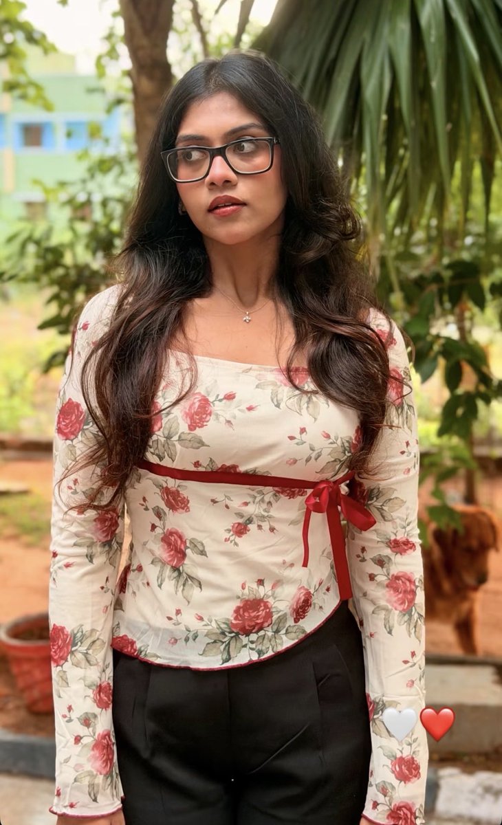 shrutikayadu2's tweet photo. Wommale.. inaa ponnu di nee.. Inaa shapeu inaa faceu.. udambu fulla meiyanum di Preethi chello.. 1st pic shape 2nd pic kanadi munji 3rd pic throat 4th pic molai.. shh ipdi veri ethuriye di.. un throat le en karutha pool ullara erangi eruratha un potta purushan pathu kai adikanu.. https://t.co/yk4zIhfjGT