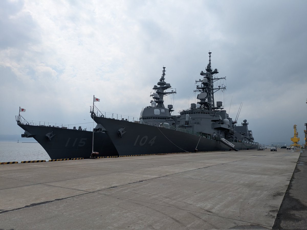 naoki5523's tweet photo. 護衛艦きりさめ&amp;あきずき🇯🇵

#函館港
#護衛艦 https://t.co/g4YPw0urY9