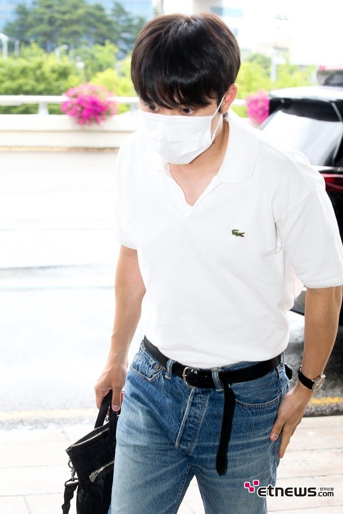 dyonigiri's tweet photo. HOLLY WHAT IN THE DOH KYUNGSOO OUTFIT IS THIS❤️‍🔥 https://t.co/EsWc6qj3ah