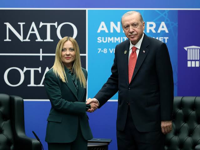fbekim's tweet photo. Meloni'nin üniversite mezunu olmadığını, siyasetten evvel garsonluk ve bebek bakıcılığı yaptığını biliyor muydunuz?

Kendi döneminde siyaset bilimi, uluslararası ilişkiler okumuş pek çok akranından çok daha iyi bir kariyere sahip oldu.
İşinde de epey başarılı...

Üniversite eğitimi ve üniversite diplomasının Türkiye'de gereğinden çok çok daha fazla değerlenmiş olması, muhtemelen "geç" modernleşmeye karşı oluşmuş aşağılık kompleksinin bir sonucudur.

Orta sınıf ailelerin milyonları özel okullara harcıyor olması da bu patolojik halin devamı olsa gerek...