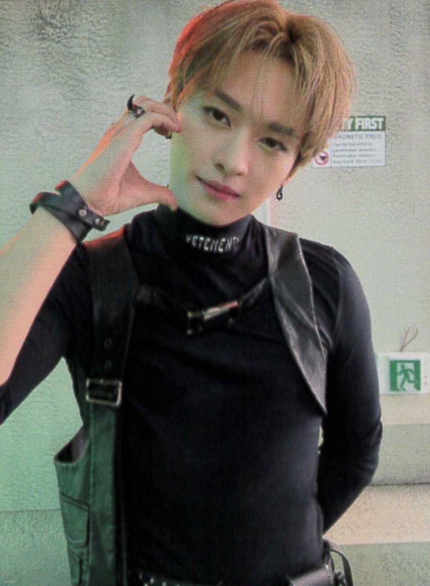 babyleeknow_'s tweet photo. PLEASE put him in a compression shirt again https://t.co/h9tfkKcwma
