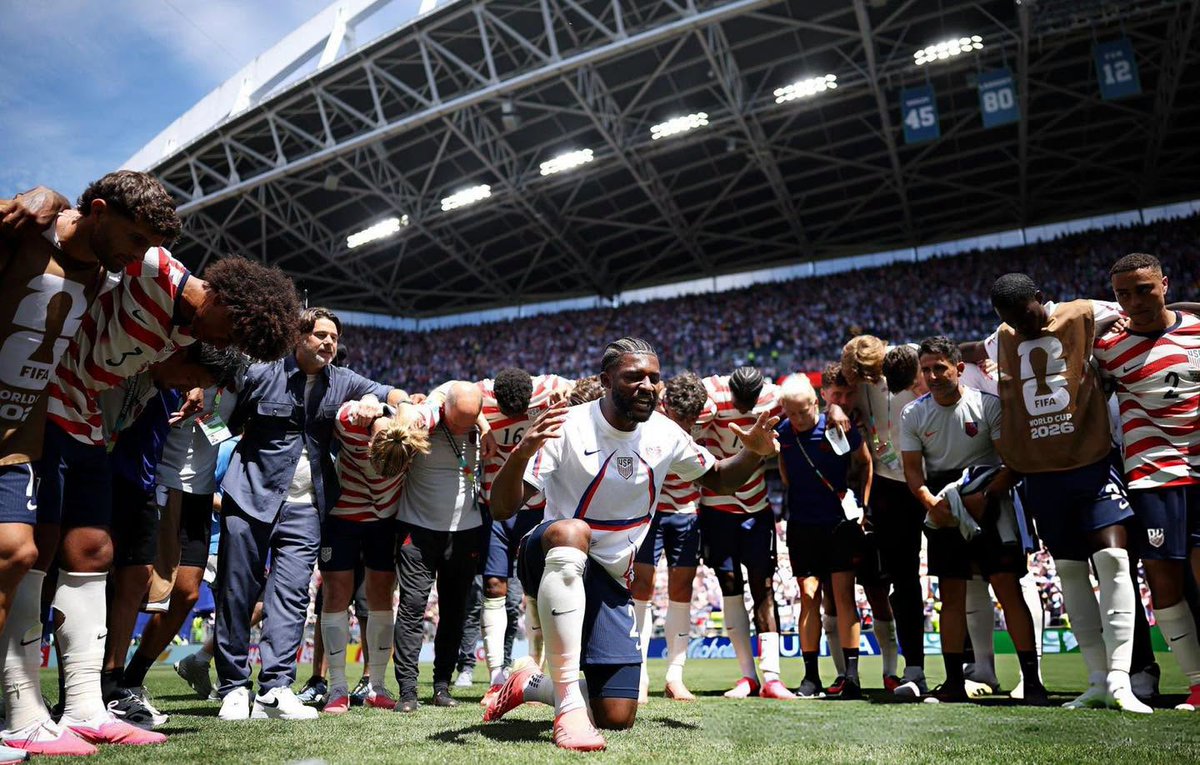 ActsNewsNetwork's tweet photo. USA: From 'Bible Time' to team prayer, US gives 'Glory to God' at World Cup  https://t.co/Wb4lcfVcNp https://t.co/QnPacISPeo