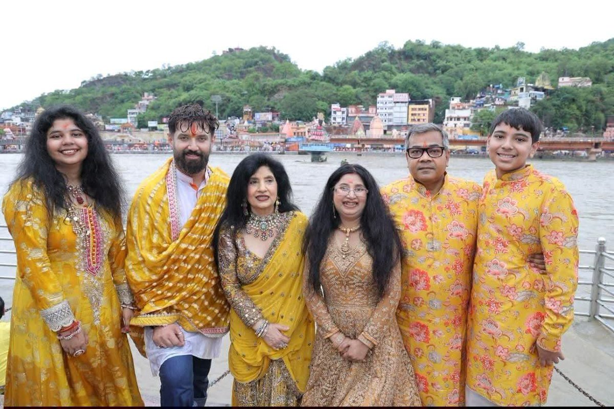 being_adarsh01's tweet photo. चिराग पासवान से बहुत उम्मीदें थीं, केंद्रीय मंत्री बनने के बाद भी बिहार के लिए कुछ खास नहीं किए , फिलहाल मुख्यमंत्री बनने का सपना देख रहे है... 

एक सफल जन-नेता नहीं बन पाए , बस पिता की विरासत को भजा रहे है । https://t.co/7udScdP1r3
