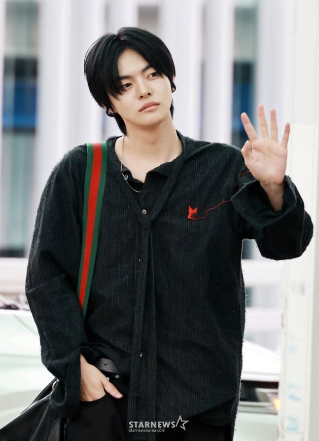 safeplaceleo's tweet photo. 260710 #LEO #리오 naver articles (starnews, newsen, newspim)

‘ALD1 leo, an actor-like aura’
‘ALD1 leo, charisma with a stoic expression’
‘ALD1 leo in black fashion’
‘ALD1 leo with a sexy jawline’

🔗 https://t.co/Sv9qfymOWU
🔗 https://t.co/7Wc3T337Y2
🔗 https://t.co/pmCyZx9hUF
🔗 https://t.co/1R7KVhZIiH