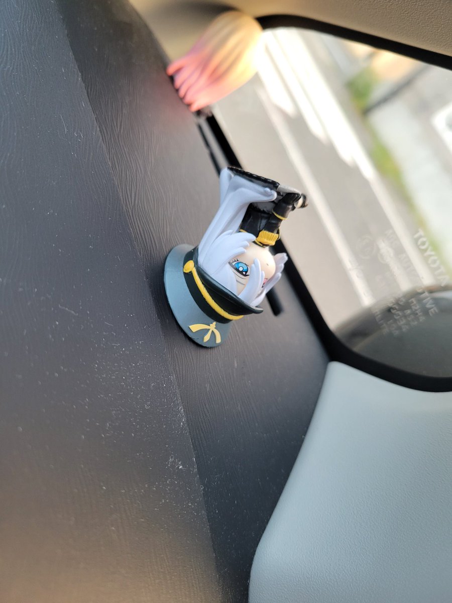 koshi_ryu's tweet photo. 車で出掛けようとしたらこの体勢でお出迎えしてくれた https://t.co/VUElXZQn2c