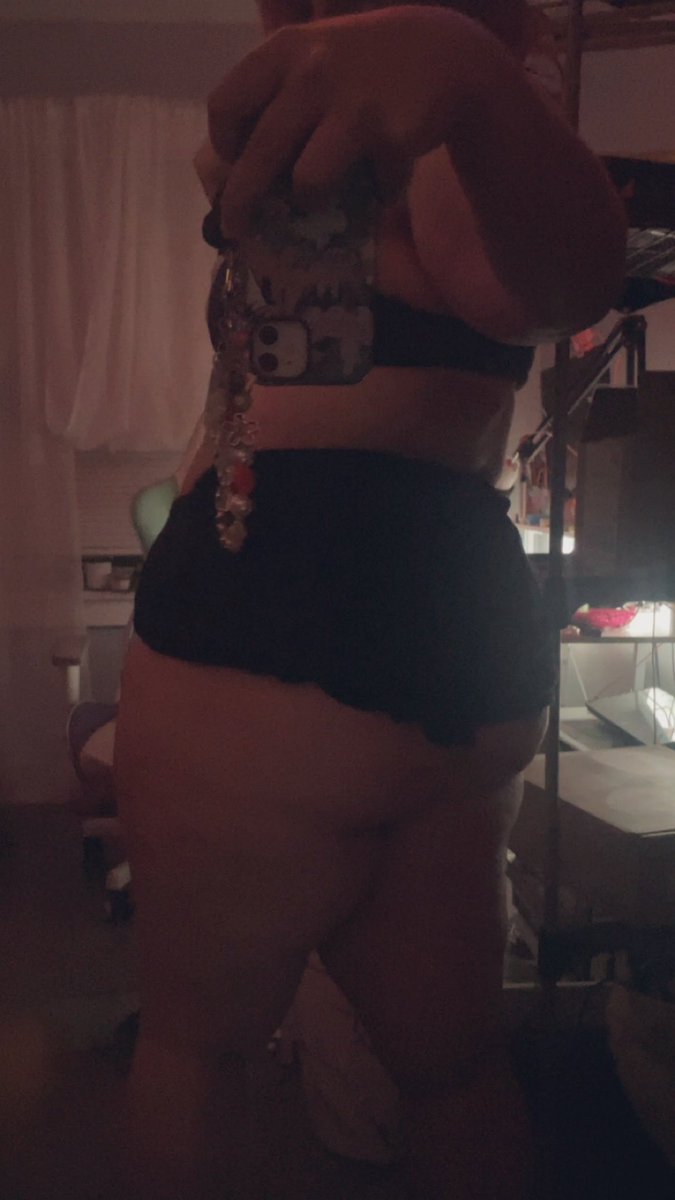 tru_e_love's tweet photo. i feel like everyone has forgotten that i’m hot and i’m kinda sad about it https://t.co/oWuS1sW7ex