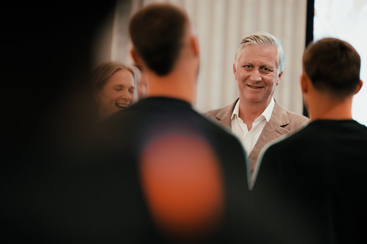 MonarchieBe's tweet photo. Hij dineerde met de @BelRedDevils en maakte van de gelegenheid gebruik om hen een laatste keer aan te moedigen en succes te wensen voor de wedstrijd van vandaag. 😈🔥 https://t.co/qO68yLPVFm