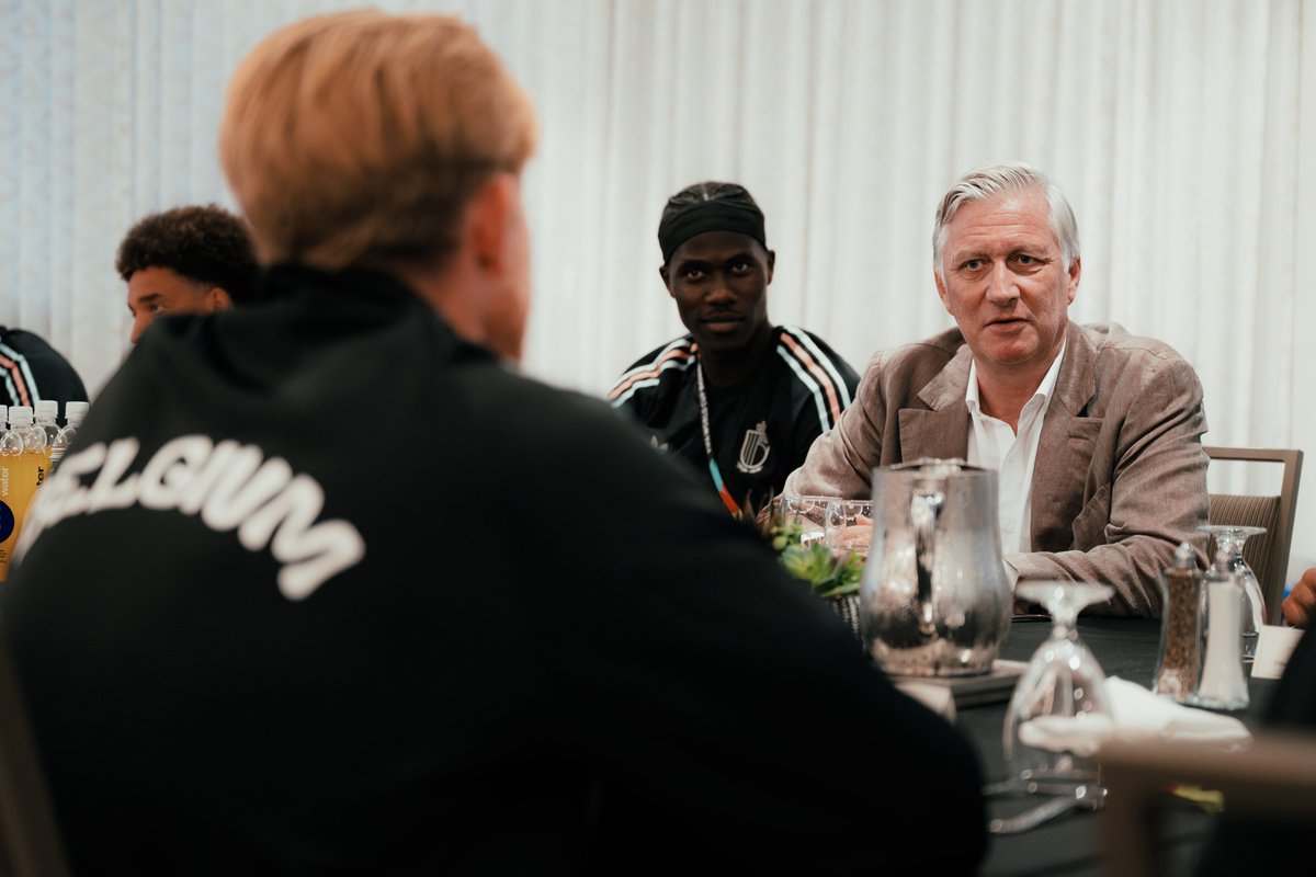 MonarchieBe's tweet photo. Hij dineerde met de @BelRedDevils en maakte van de gelegenheid gebruik om hen een laatste keer aan te moedigen en succes te wensen voor de wedstrijd van vandaag. 😈🔥 https://t.co/qO68yLPVFm