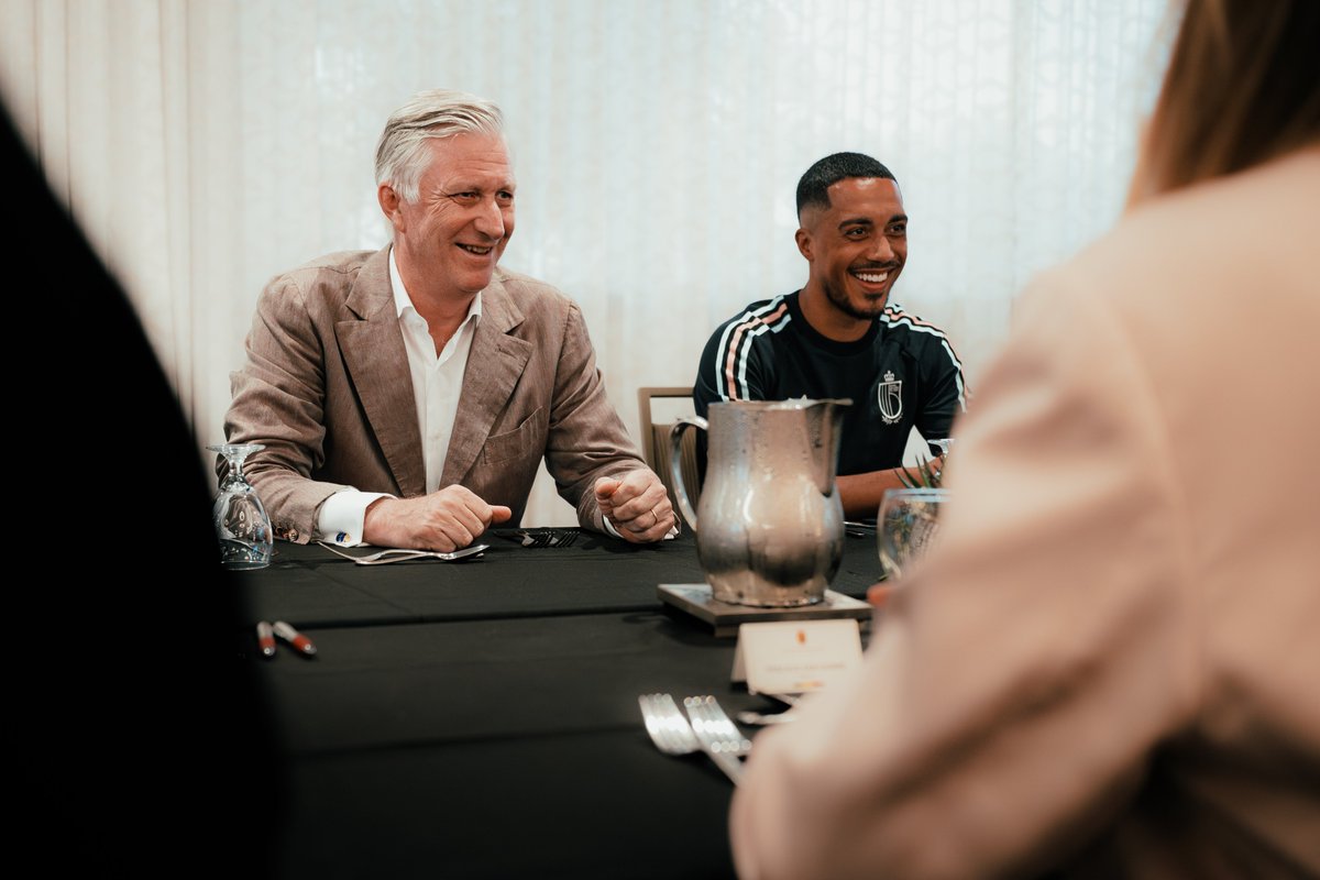 MonarchieBe's tweet photo. Hij dineerde met de @BelRedDevils en maakte van de gelegenheid gebruik om hen een laatste keer aan te moedigen en succes te wensen voor de wedstrijd van vandaag. 😈🔥 https://t.co/qO68yLPVFm