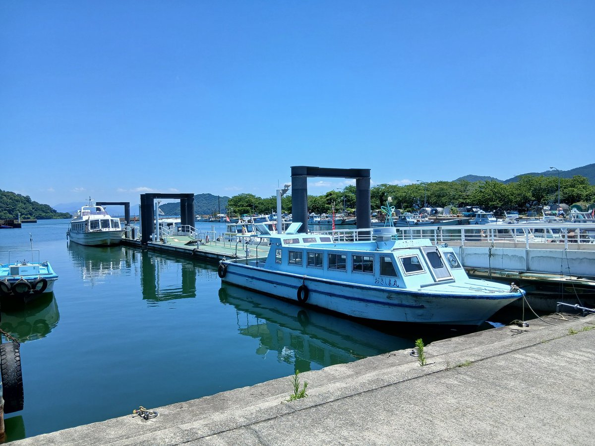 taisan244's tweet photo. 琵琶湖にある沖島に仕事に来ました。
隣では鮒ずし講習会をされていて多くの方が来島されていました。
鮒ずしは高級なんだけど、何度か挑戦したが臭いし酸味キツいし苦手なんです💦
#沖島
#鮒ずし
#離島
#琵琶湖 https://t.co/QwgeZg3lRB