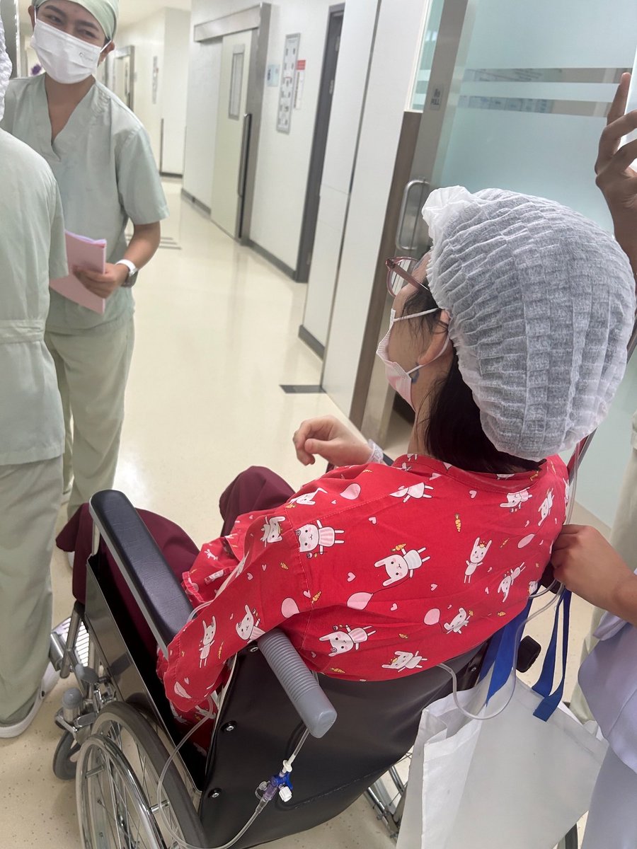 Gpitcom's tweet photo. 【ほぼリアルタイム】ガモンホスピタルMTF

Sさん、今から
額縮小（Forehead shaving）
エラ削り（Jaw reduction Type 1）
顎前進術（Chin forward）
追加オペ❗️

 #額縮小 #エラ削り #顎前進術 https://t.co/JaVnwRAj9t