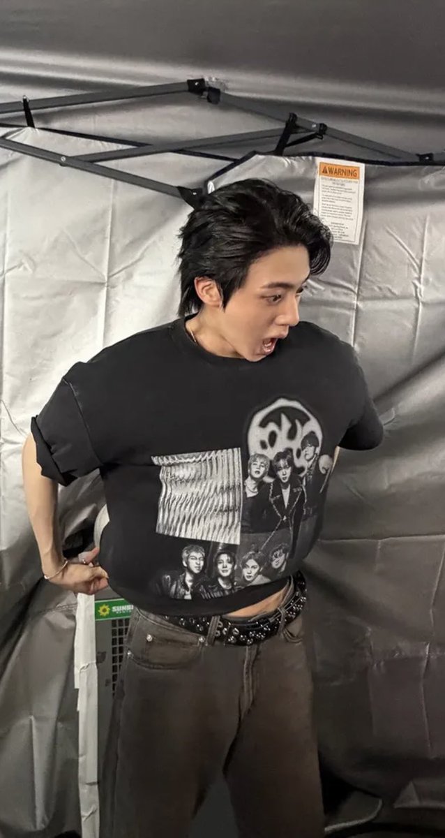 VeRa_kmskj's tweet photo. @so240bhs It was so cute when he treated the whole #RUNSEOKJIN_EP.TOUR team to coffee 🥰🥰🥰🥰, and then, during ARIRANG TOUR, he cools down with a fan 😆😆😆😎

#방탄소년단진 #BTSJIN #Jin #진 https://t.co/hGLT8EwOuF