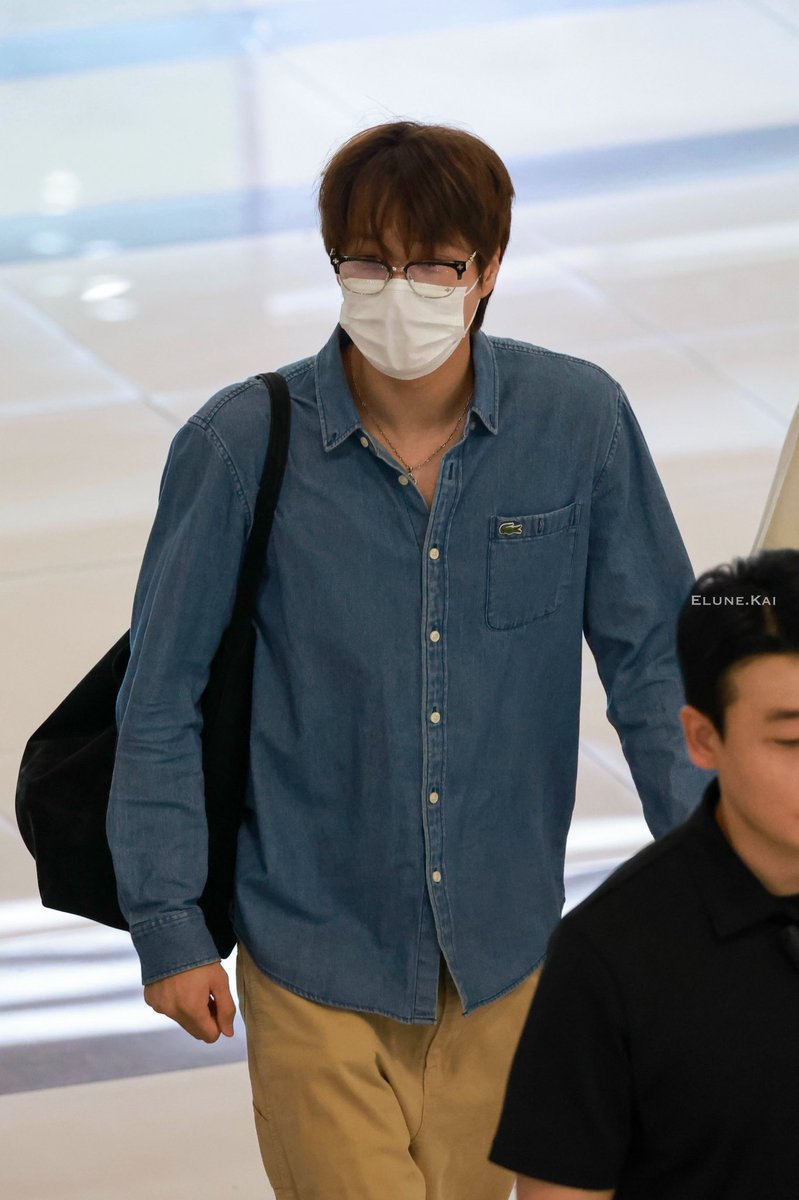 ahgababie's tweet photo. uhm does anyone knows what bag is he using? it looks good and the size is perfect (tho i know jongin is tall) 😔 what brand is it? https://t.co/poh6NNKD0X