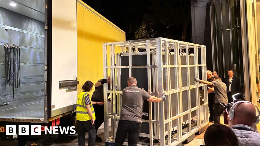 BBCLondonNews's tweet photo. Bayeux Tapestry delivered to British Museum in dead of night ➡️ https://t.co/SBQWsqxyDD https://t.co/k23947sdoz