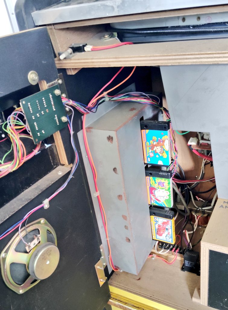 BEEP_SHOP's tweet photo. 【BEEP入荷速報】
駄菓子屋筐体の中にMSXカートリッジ3本を挿せる基板が入っていました。どうやら独自におこした基板のようです。これはBEEPでもはじめて見るものですね…。 (天元中) https://t.co/inoVXJlGsi