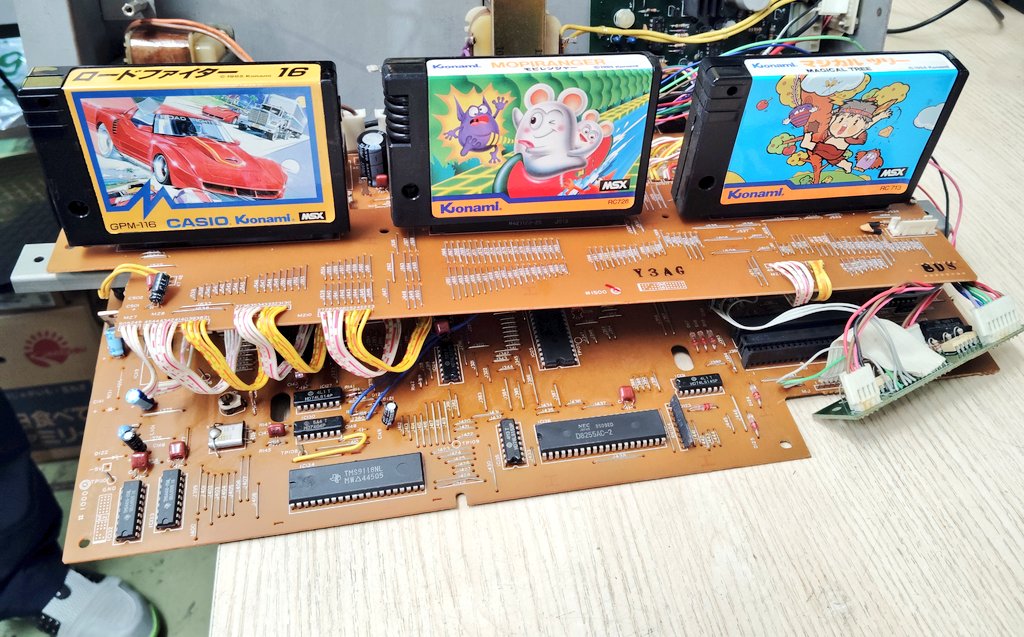 BEEP_SHOP's tweet photo. 【BEEP入荷速報】
駄菓子屋筐体の中にMSXカートリッジ3本を挿せる基板が入っていました。どうやら独自におこした基板のようです。これはBEEPでもはじめて見るものですね…。 (天元中) https://t.co/inoVXJlGsi